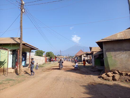 Mit Blick auf den Mount Meru gehe ich zum Treffpunkt mit Anitha.
