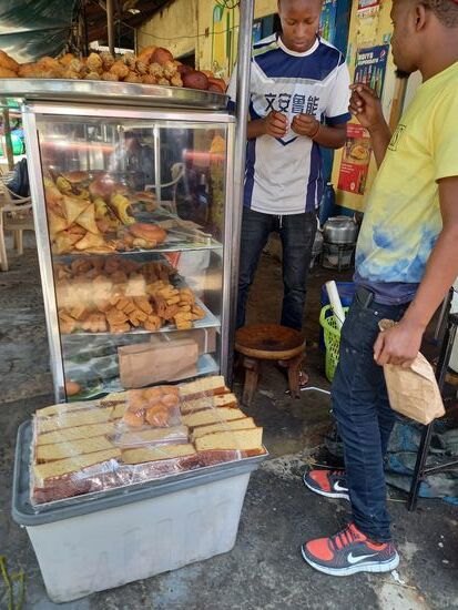 Dann kommen wir an der Bäckerei meines Vertrauens vorbei. Ich kann garnicht anders, als ein Stück Kuchen zu kaufen.