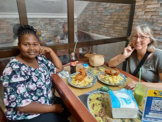 Zum Schluss gibt es "kuku na chipsi" und dazu Passion und Mango Juice - alles mega lecker!
