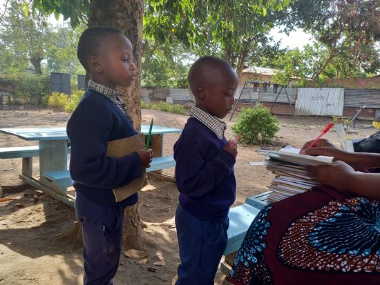 Die Lehrerin korrigiert die Hefte und ....