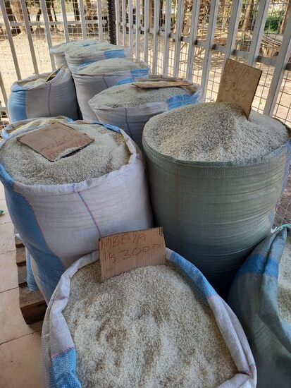 Wir kaufen Reis, Bohnen, Korn, Zucker und Öl.