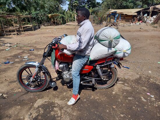 Frank und ich kaufen noch Bananen für die Kinder,  denn das steht nur selten auf dem Speiseplan.