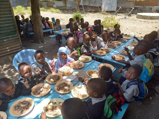 Die Kinder freuen sich über die zusätzliche Banane  