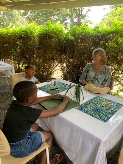 Wir bestellen Burger und Avocado Sandwich.