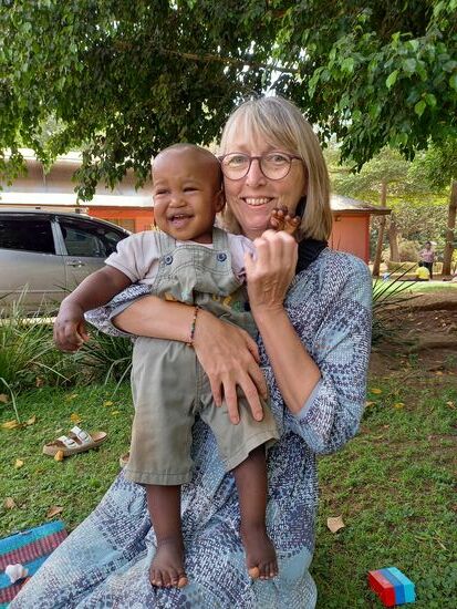 Ich entdecke Joshua   ich kenne ihn seit dem er als winziges Baby im Cradle aufgenommen wurde.  Er hatte stets mit der Gesundheit zu kämpfen. Ich freue mich ihn so wohlbehalten zu sehen. Er fängt sogar an zu laufen  