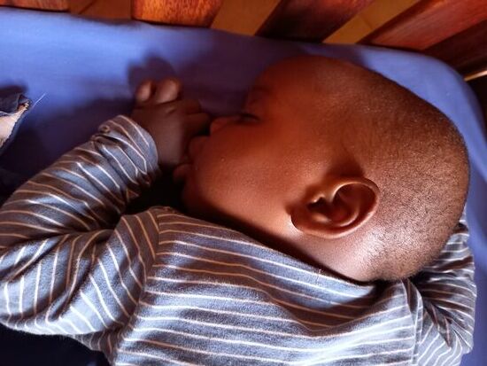 Ich helfe noch die Kinder zu füttern und dann ist Zeit für den Mittagsschlaf.