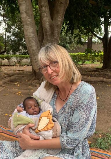 Gut gestärkt kommen wir pünktlich zurück ins Baby Haus , um die Babys zu füttern.