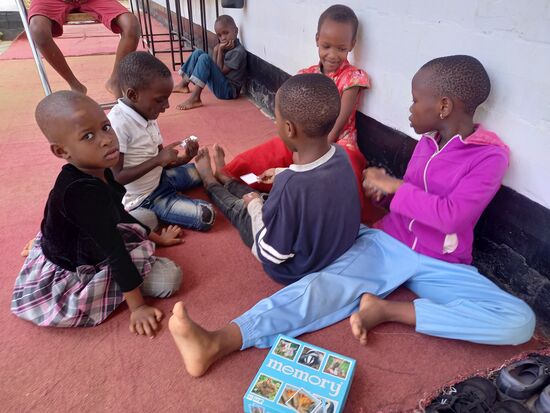 Ich traf zehn Kinder an. Sie saßen draußen und spielten tatsächlich mit einem der gespendeten Spiele 