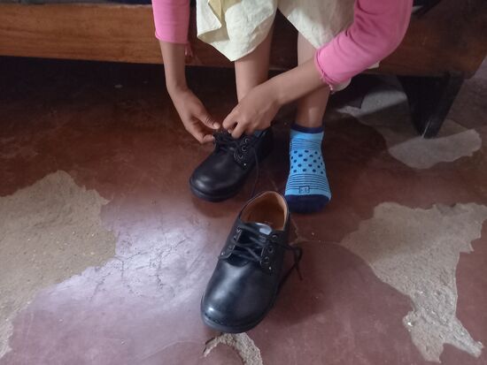 Die Schuhe und Socken werden natürlich gleich probiert  