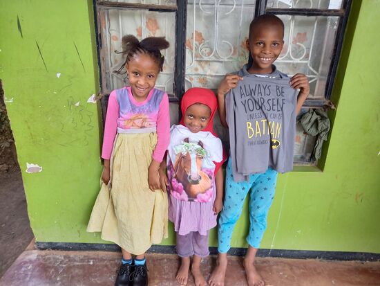 Die Schuhe passen perfekt und die Geschwister freuen sich über ein neues T- Shirt.