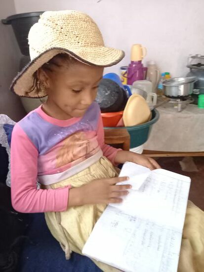 Nasra zeigt mir noch stolz ihre Schulhefte. Sie ist eine gute Schülerin.