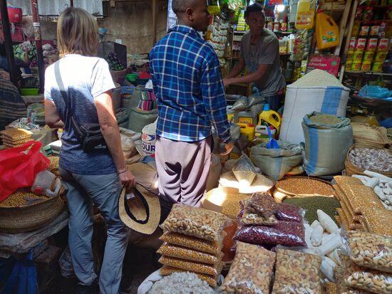 Auf unserer Einkaufsliste steht Porridge,  Reis, Bohnen, Öl und Obst.