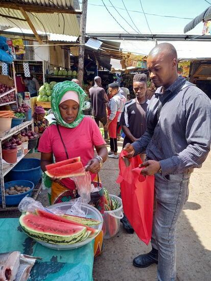 Nachdem auch das Obst besorgt ist , fahren wir zur Kindertagesstätte.