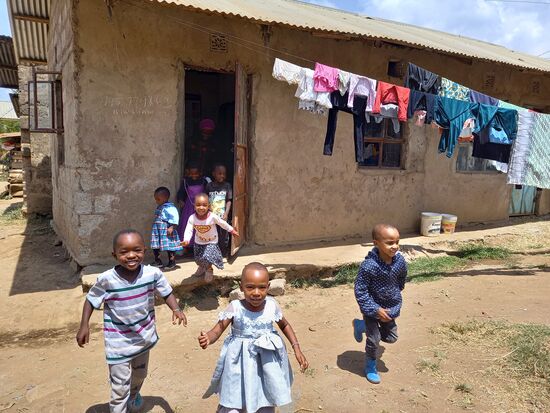 Kaum hat das Auto gehalten, stürmen die Jungen und Mädchen aus der winzigen Schule um mich zu begrüßen.