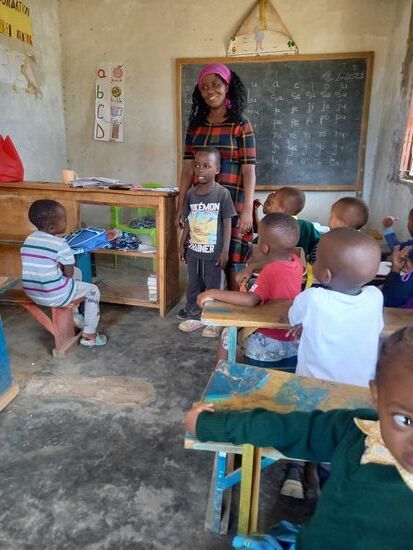 Der Klassenraum ist winzig und sehr einfach ausgestattet.
