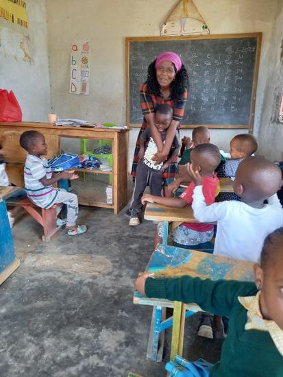 Die Kinder zeigen mir was sie schon gelernt haben und zur Belohnung gibt es Ablaus von den Mitschülern und eine Umarmung von der Lehrerin. Die Kleinen lernen schon ab dem dritten Lebensjahr die Zahlen und das Alphabet.