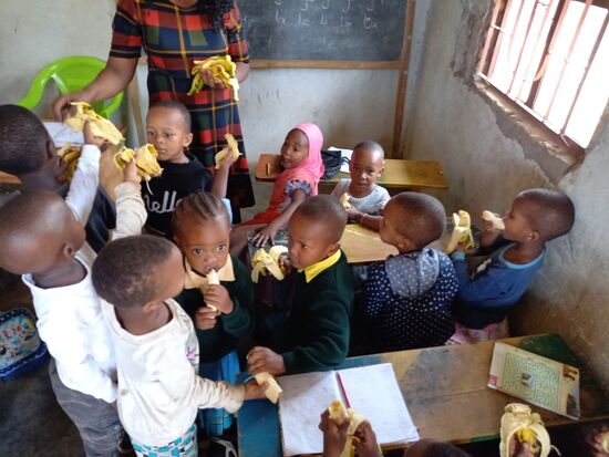 Die Freude ist riesen groß,  als ich die Bananen verteile. In der Regel erhalten die Kinder zum Frühstück eine Tasse Porridge. Nur Freitags gibt es auch ein Mittagessen.