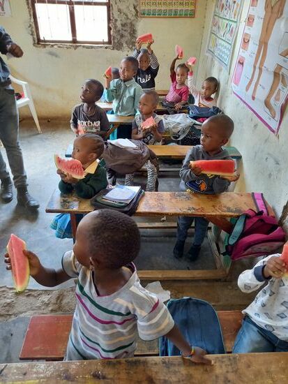 Die Melone löst weitere Freude aus. Somit gab es heute ein gesundes Mittagessen.