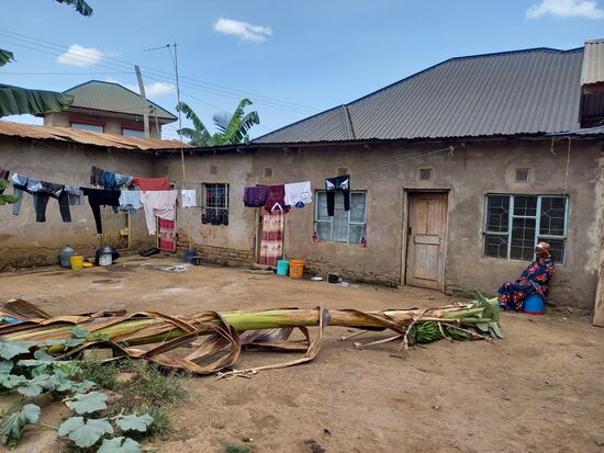 Hier wohnt die Lehrerin.  Jede Familie hat ein Zimmer.