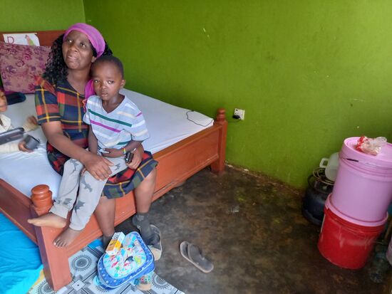 Im Zimmer der Lehrerin steht ein Bett, ein kleines Sofa, ein Gaskocher - viel mehr hat sie nicht.