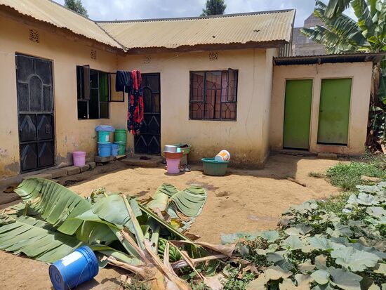 Die sanitären Anlagen (grüne Türen) werden gemeinsam benutzt.