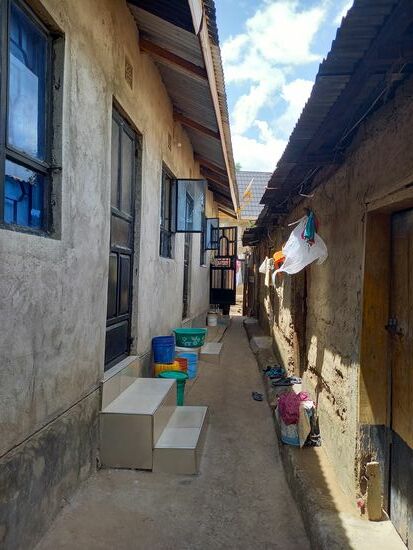 Hier wohnt Peter mit seiner Familie in einem Zimmer.  Er hat noch ein schönes Haus. Das kann er derzeit nicht selbst bewohnen. Da er kaum Einkünfte hat, hat er sein Haus vermietet.