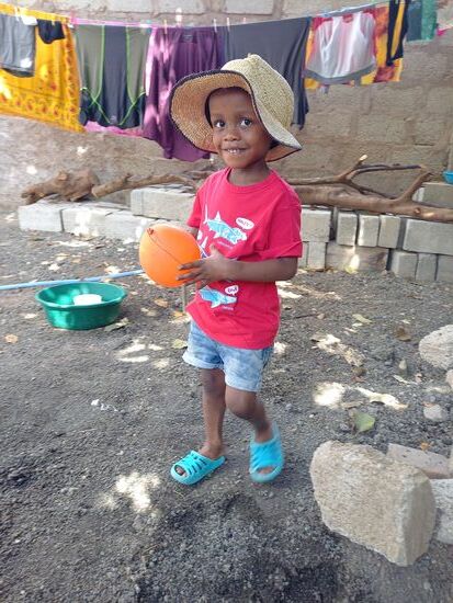 Der Kleine ist mega glücklich über das neue T-Shirt und den Luftballon   und meinen Hut liebt er auch.