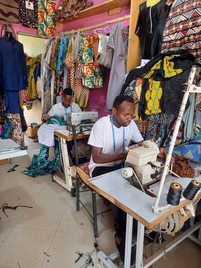 Drinnen wird fleißig genäht.