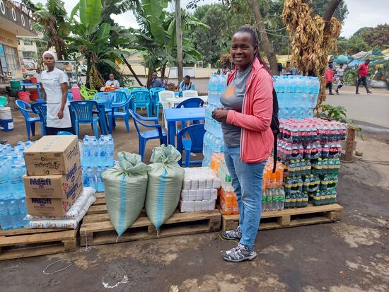 Es ist ein herzliches Wiedersehen. Nancy hat unsere Einkäufe schon am Vortag vorbereitet - Reis, Bohnen, Porridge, Mangos und Melonen. Auf Nancy ist wirklich immer Verlass!