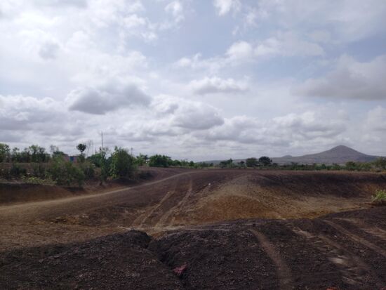 Kaum haben wir hinter Arusha die befestigte Teerstraße verlassen,  ist alles total trocken.