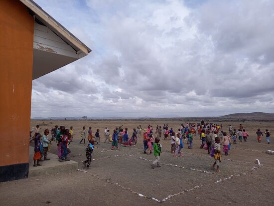 Nach gut einer Stunde Fahrt kommen wir an der Schule an. Es ist brütend heiß.