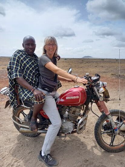 Kaum sind wir da, trifft auch der Dorfälteste ein, mit dem ich einst den Bau der Schule eingefädelt habe.