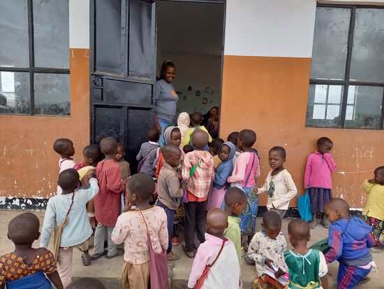 Die Kinder stürmen die Klassenzimmer.