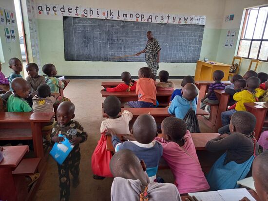Heute versucht sich der Dorfälteste als Lehrer.