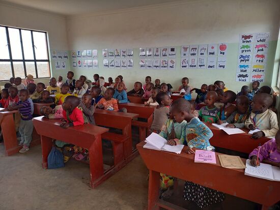 Es ist schön zu sehen, daß die Jungen und Mädchen nun Zugang zu Bildung haben.