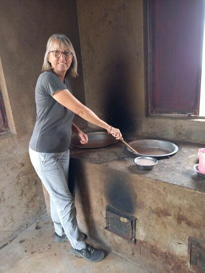 Auf dem Herd köchelt der Porridge.
