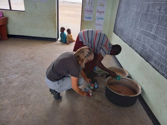 Schließlich verteile ich das Porridge.