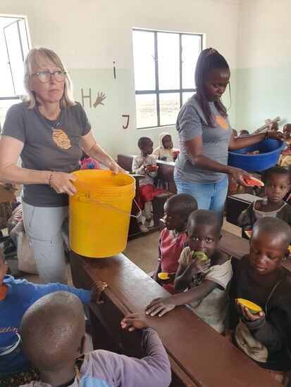 Anschließend verteilen Nancy und ich die Früchte.