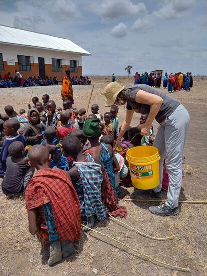 Ich verteile weiteres Obst an die Kinder und Mütter die inzwischen eingetroffen sind.