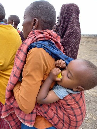 Die Frauen haben alle ein Kind dabei. Entweder auf dem Rücken oder im Bauch.