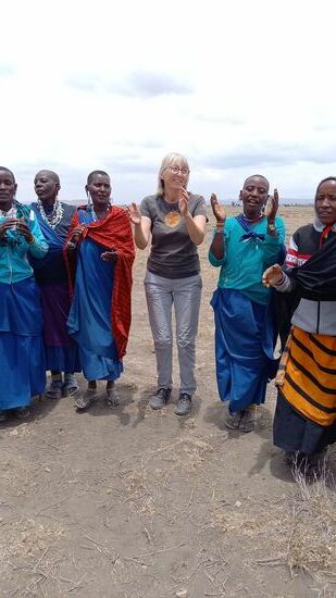 Dann gehe ich zu den Frauen, wir tanzen und singen gemeinsam. Sie kennen inzwischen mein Lieblingslied 