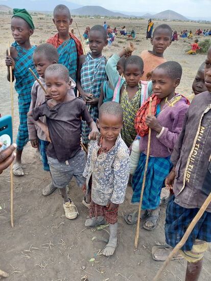 Diese Kinder gehen nicht zur Schule, sie müssen das Vieh hüten.