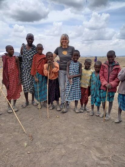 Es wäre schön,  wenn wir weitere Klassenzimmer bauen würden,  damit auch diese Kinder zur Schule gehen können.