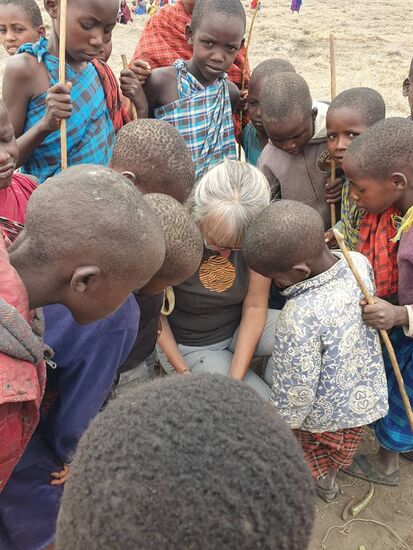 Auch diese Kinder lieben es Fotos zu machen und das Resultat zu begutachten.