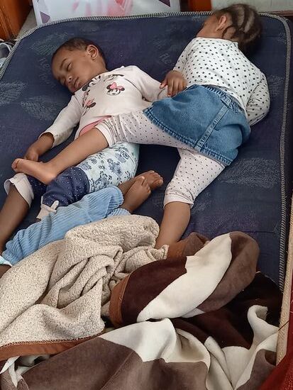 Während wir endlos viel mit Solomon besprochen haben   halten die Kleinen nun Mittagsschlaf.