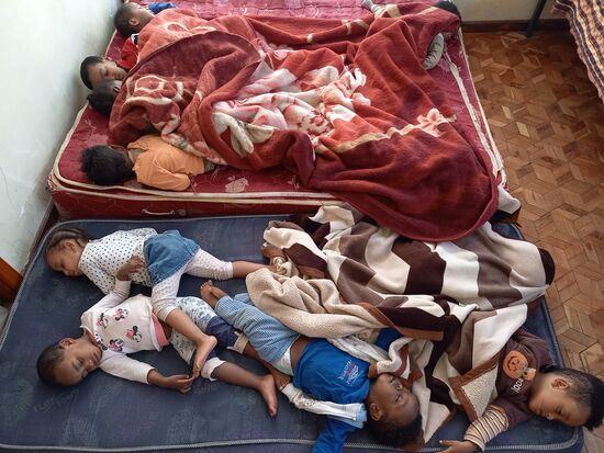 Auf den zwei Matratzen schlummern friedlich 11 Kinder.