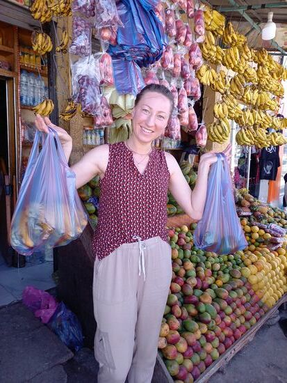 Wir nutzen die Zeit für einen Spaziergang und besorgen Bananen für die Kinder.