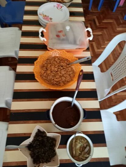 Unser Mittagessen: Injera, Gemüse, Fleisch und Brot.