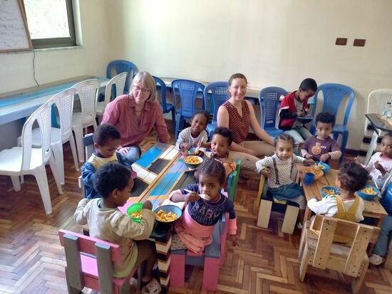 Die Kleinen bekommen Nudeln.