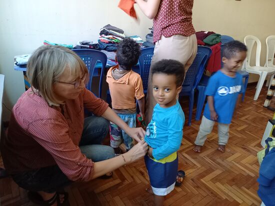 Ein Kind nach dem anderen erhält ein neues Outfit